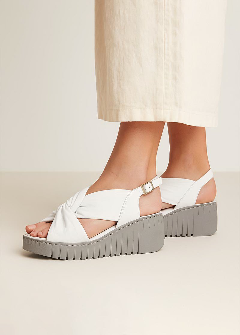 صندل چرم زنانه  BR 6004  